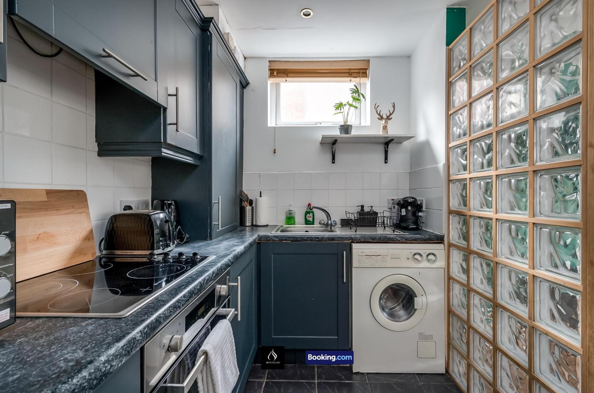 2 Bed House By Boyeilles Apartments Short Lets & Serviced Accommodation Belfast With Balcony & Free Parking Bagian luar foto