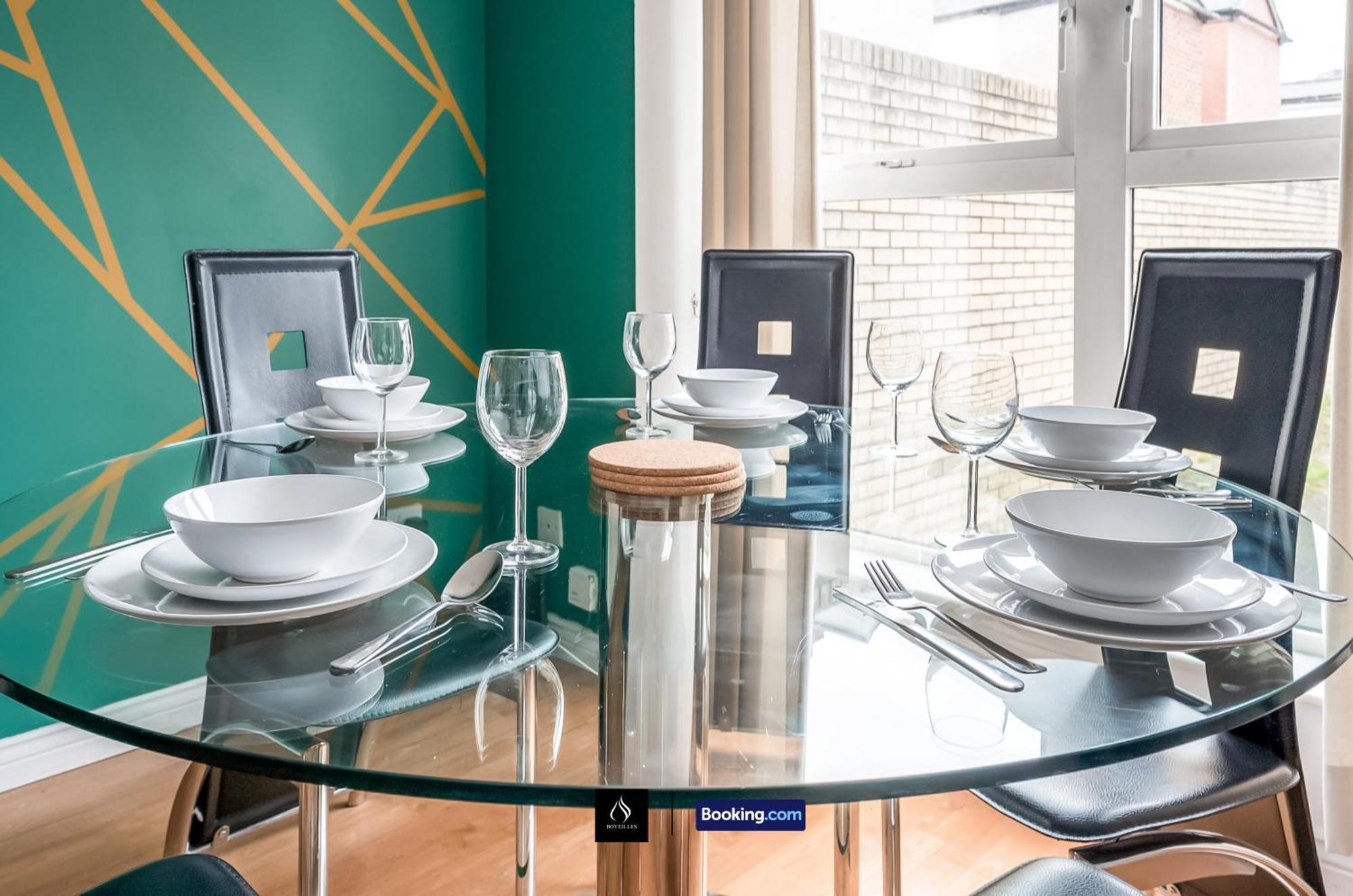 2 Bed House By Boyeilles Apartments Short Lets & Serviced Accommodation Belfast With Balcony & Free Parking Bagian luar foto