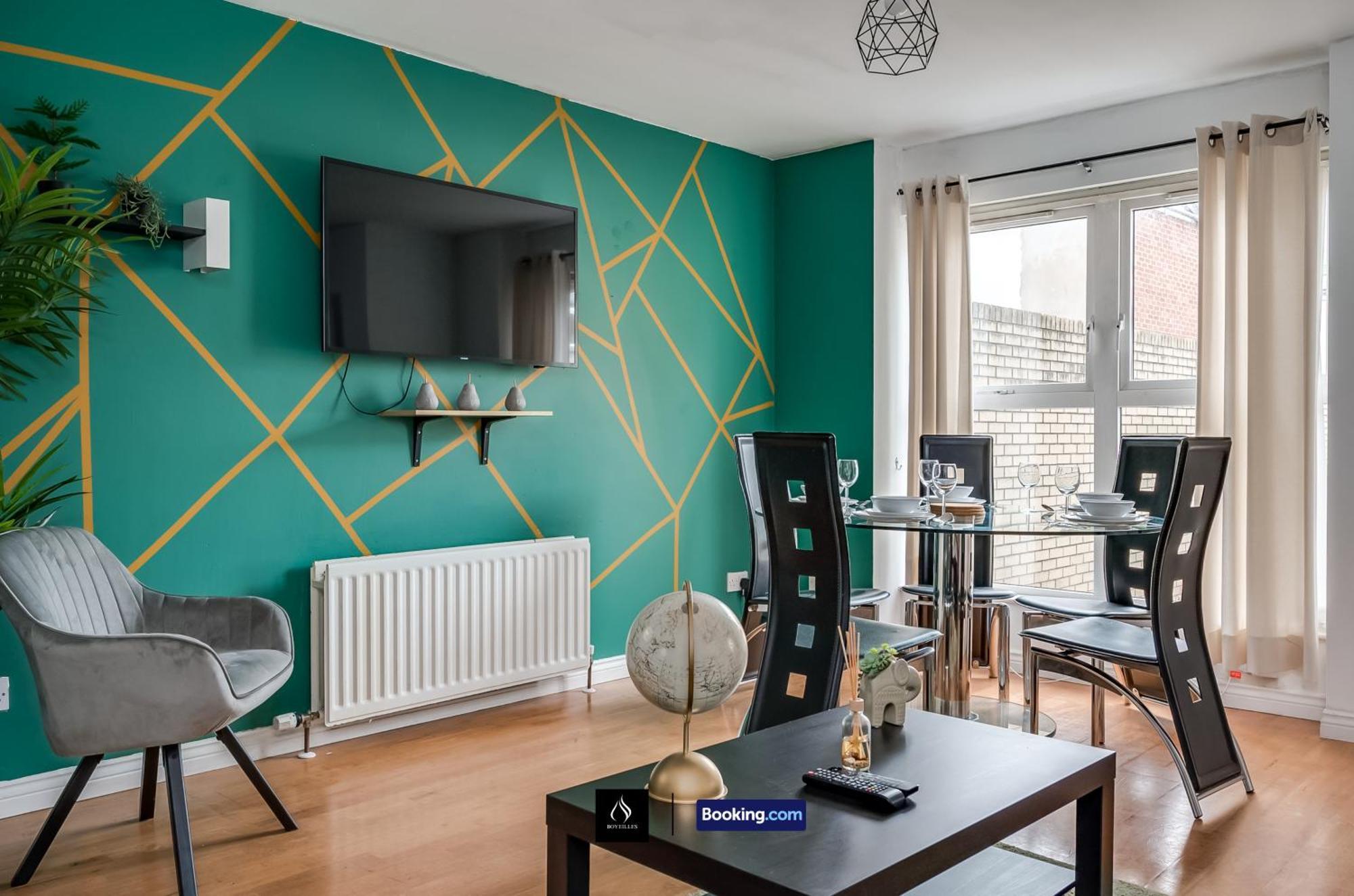 2 Bed House By Boyeilles Apartments Short Lets & Serviced Accommodation Belfast With Balcony & Free Parking Bagian luar foto