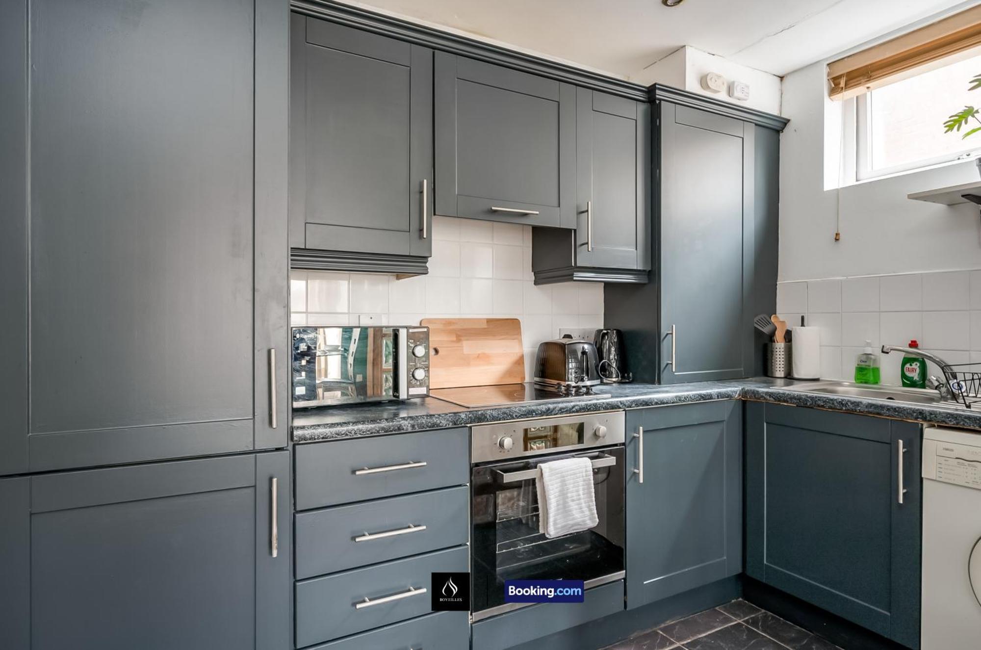 2 Bed House By Boyeilles Apartments Short Lets & Serviced Accommodation Belfast With Balcony & Free Parking Bagian luar foto