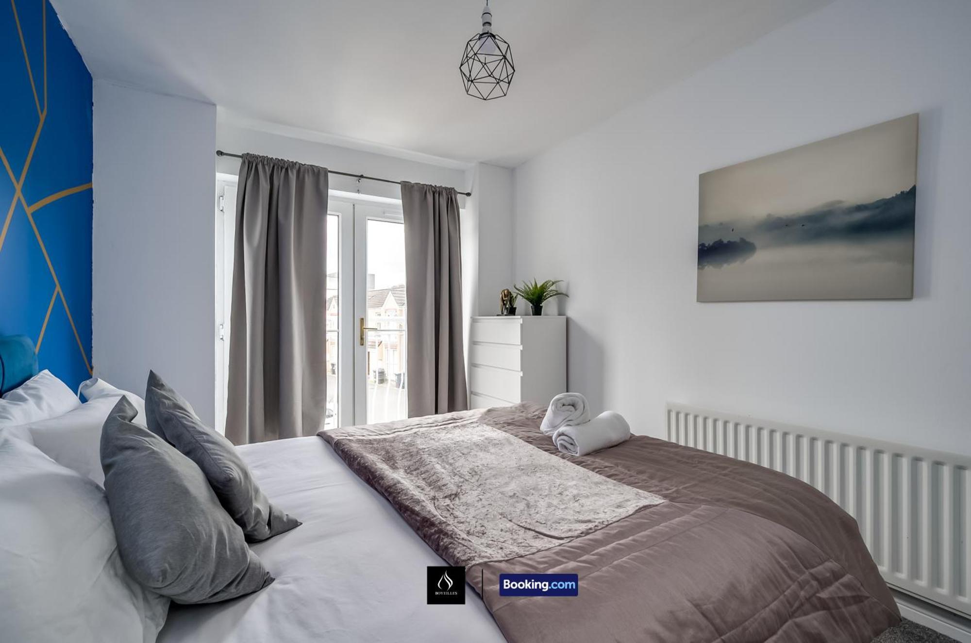 2 Bed House By Boyeilles Apartments Short Lets & Serviced Accommodation Belfast With Balcony & Free Parking Bagian luar foto