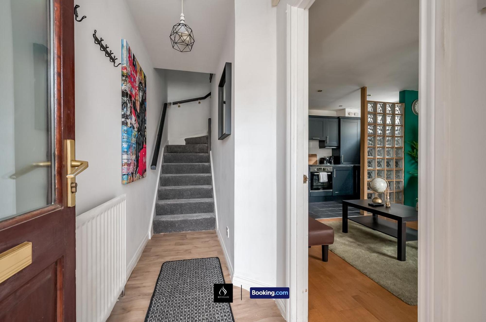 2 Bed House By Boyeilles Apartments Short Lets & Serviced Accommodation Belfast With Balcony & Free Parking Bagian luar foto