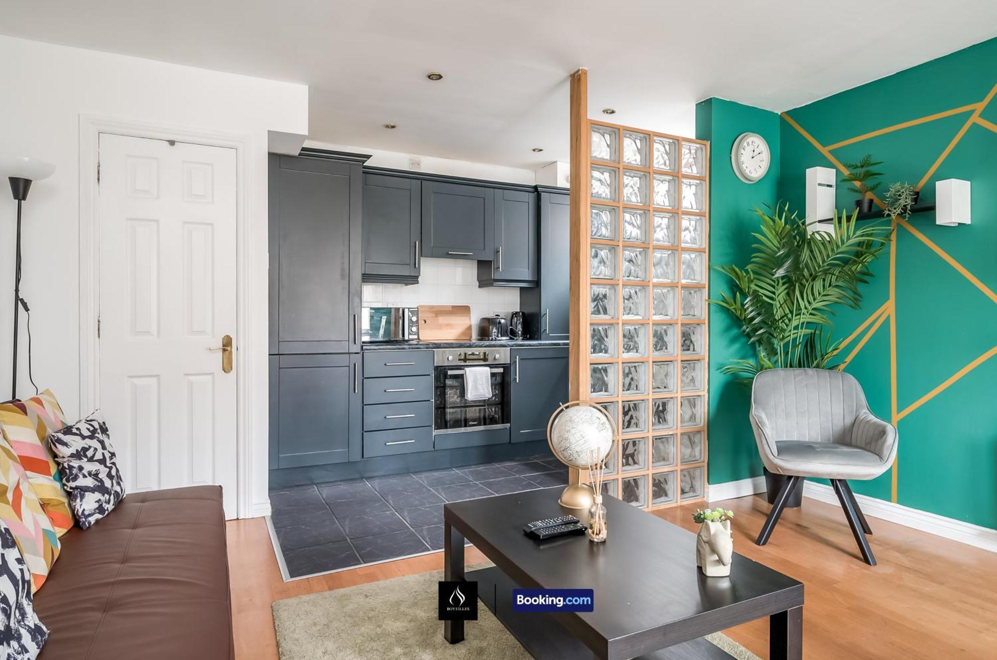 2 Bed House By Boyeilles Apartments Short Lets & Serviced Accommodation Belfast With Balcony & Free Parking Bagian luar foto