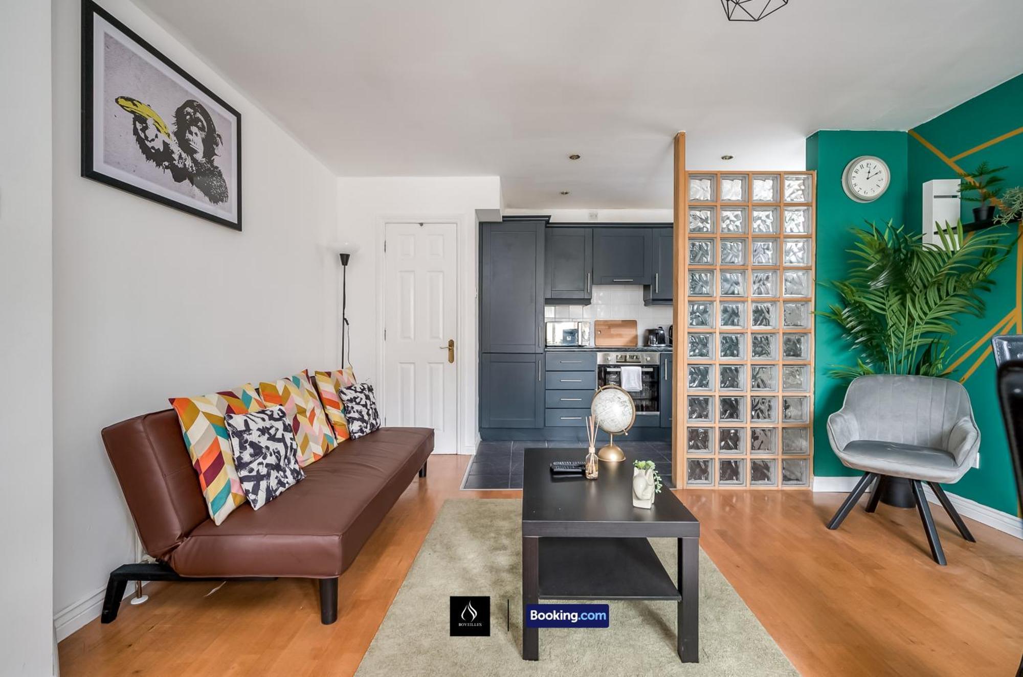 2 Bed House By Boyeilles Apartments Short Lets & Serviced Accommodation Belfast With Balcony & Free Parking Bagian luar foto