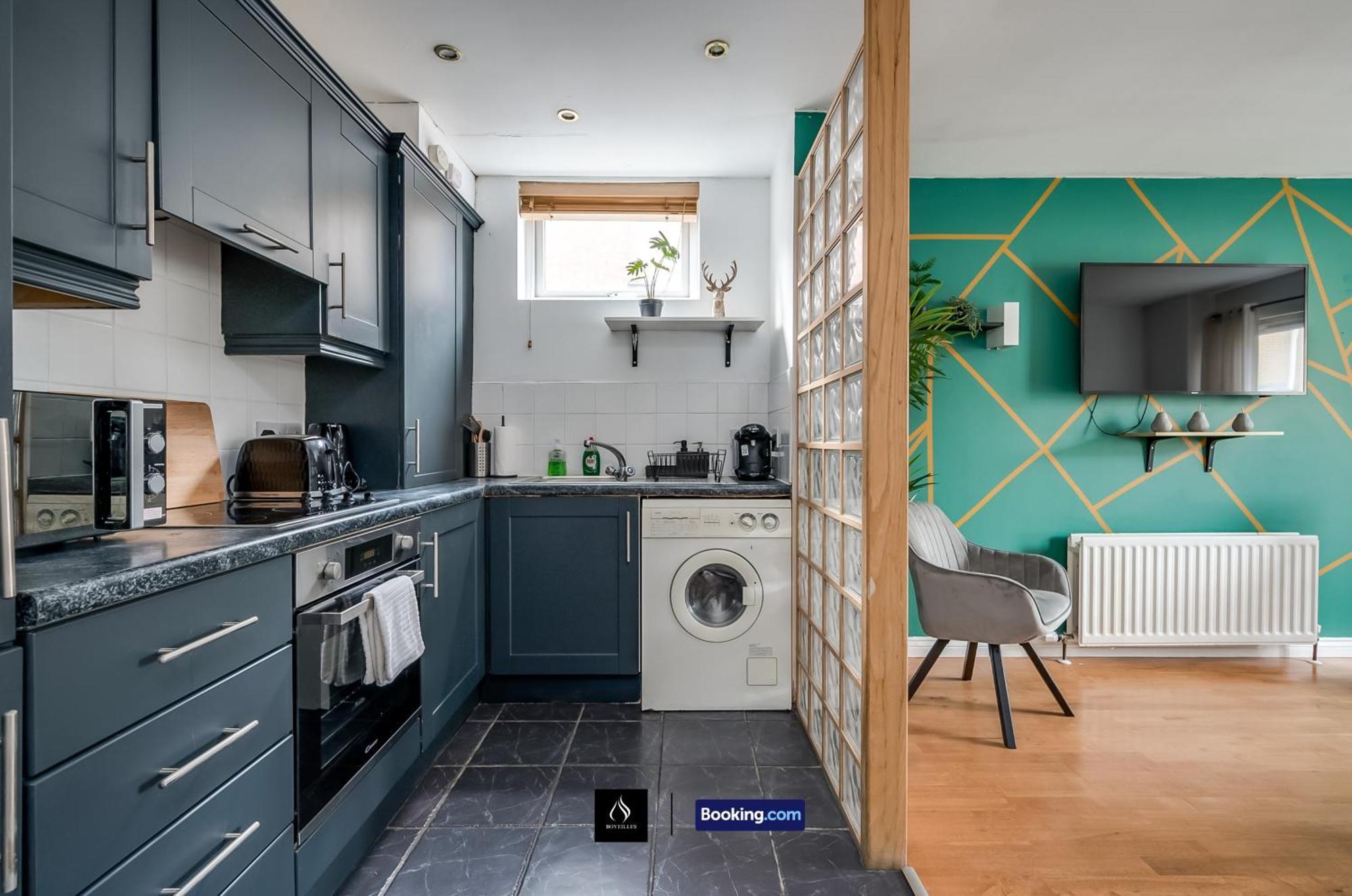 2 Bed House By Boyeilles Apartments Short Lets & Serviced Accommodation Belfast With Balcony & Free Parking Bagian luar foto
