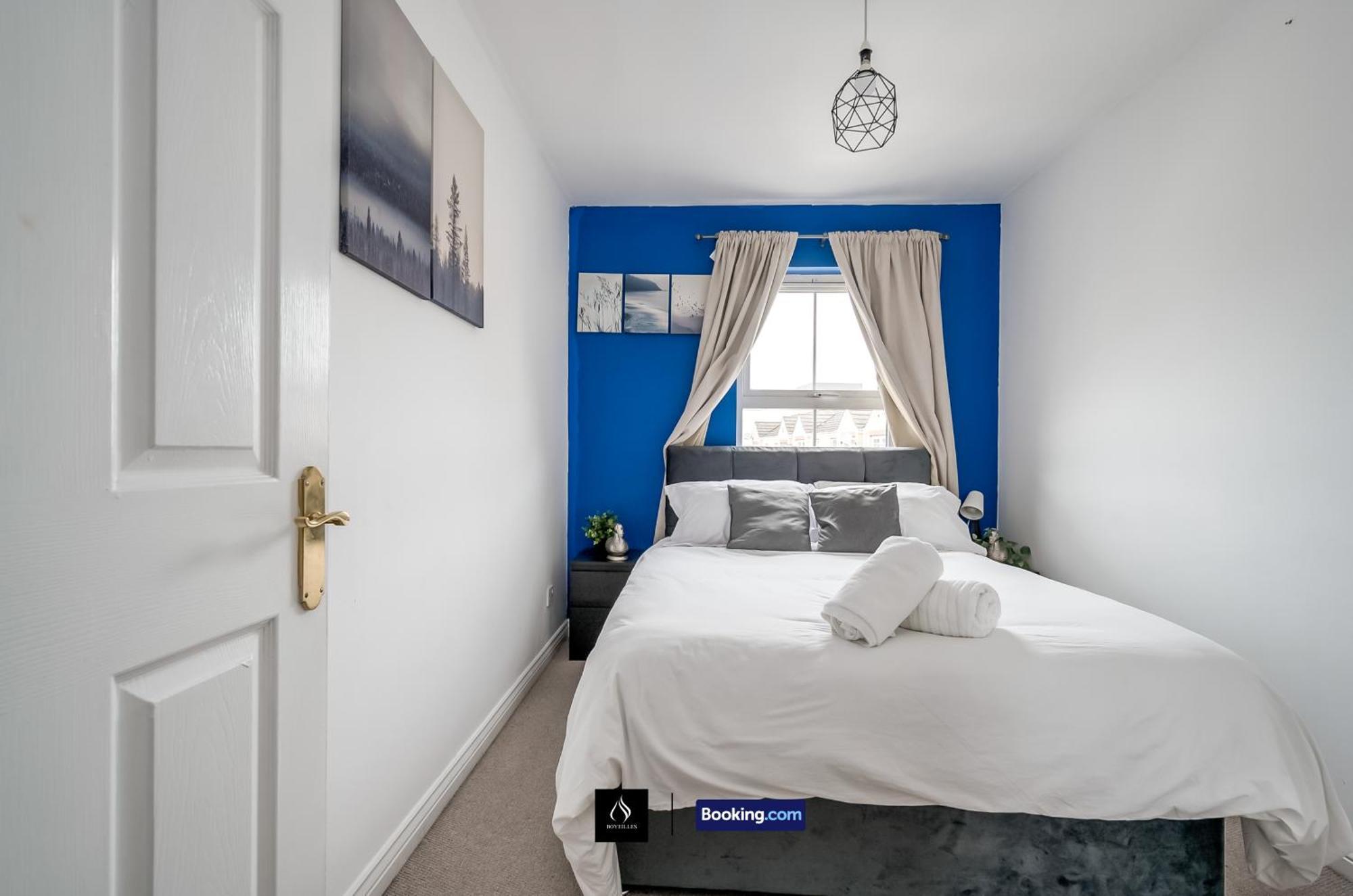 2 Bed House By Boyeilles Apartments Short Lets & Serviced Accommodation Belfast With Balcony & Free Parking Bagian luar foto