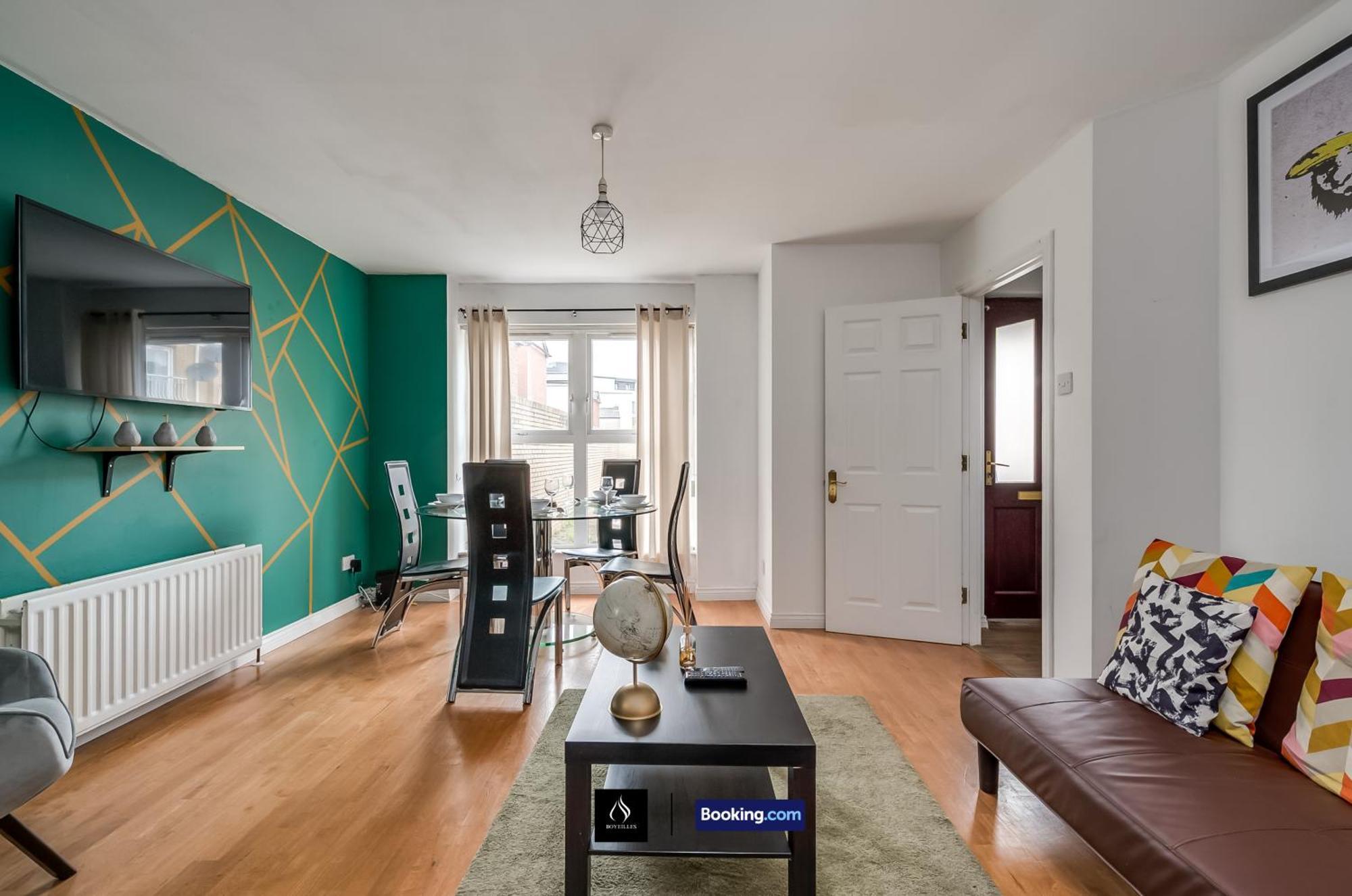 2 Bed House By Boyeilles Apartments Short Lets & Serviced Accommodation Belfast With Balcony & Free Parking Bagian luar foto