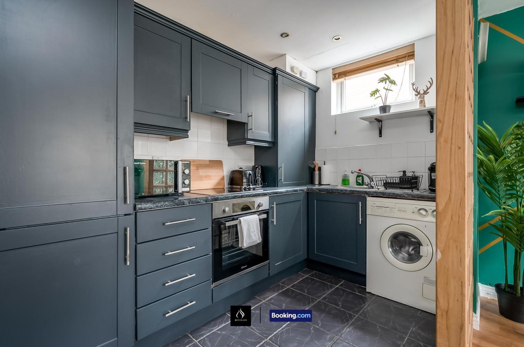 2 Bed House By Boyeilles Apartments Short Lets & Serviced Accommodation Belfast With Balcony & Free Parking Bagian luar foto