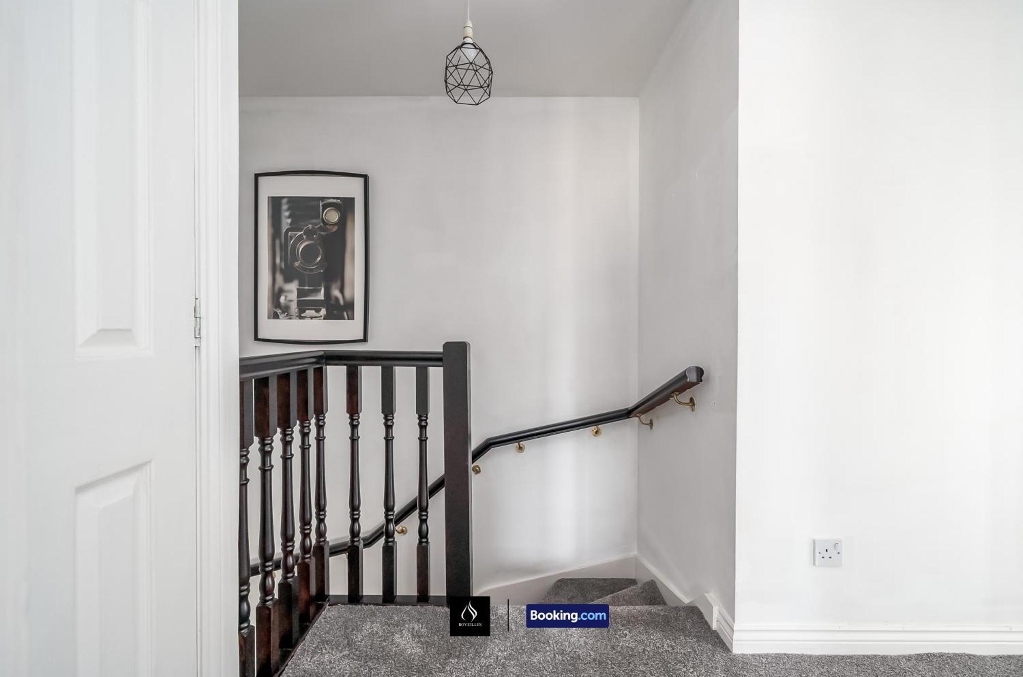 2 Bed House By Boyeilles Apartments Short Lets & Serviced Accommodation Belfast With Balcony & Free Parking Bagian luar foto