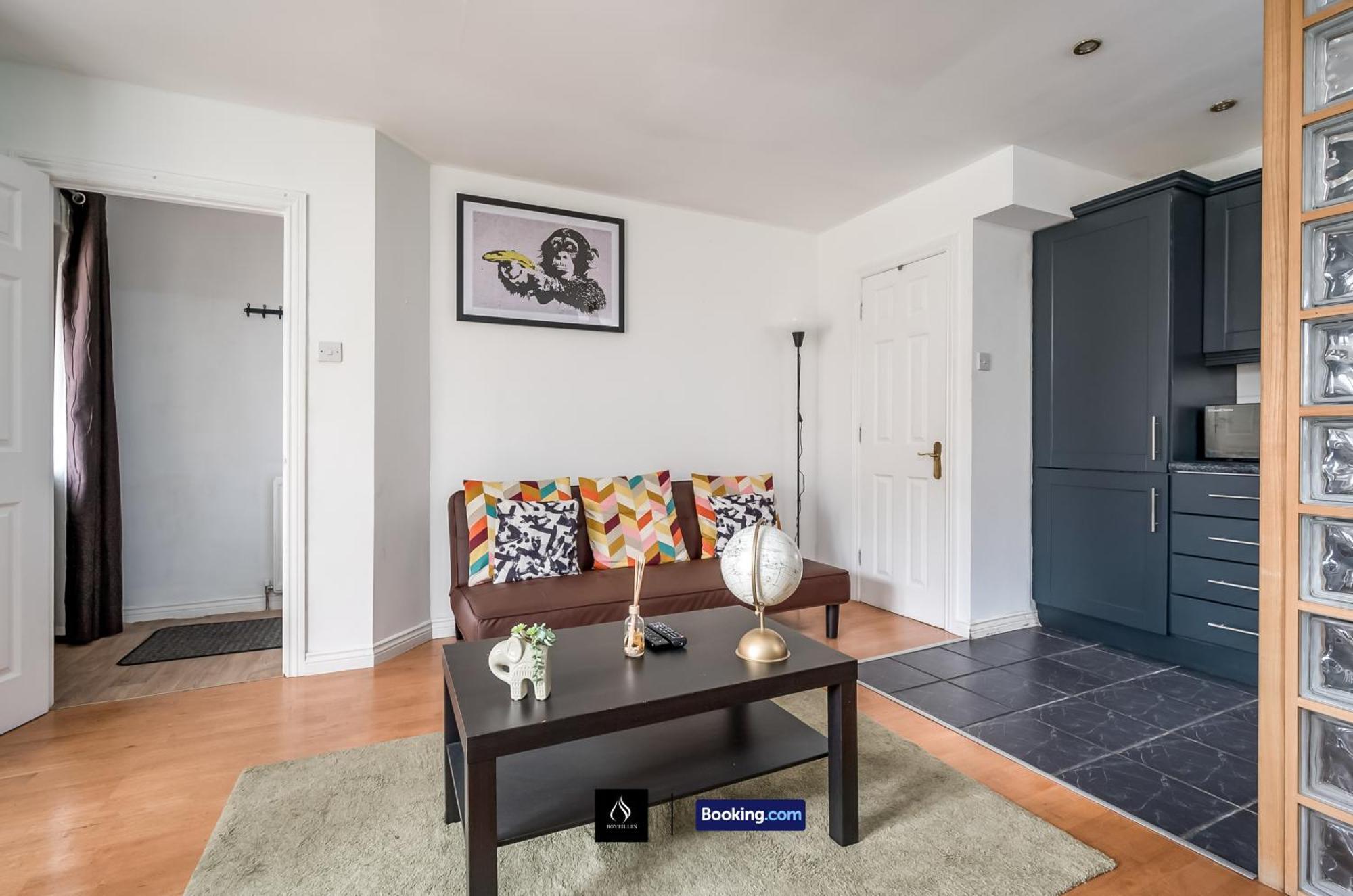2 Bed House By Boyeilles Apartments Short Lets & Serviced Accommodation Belfast With Balcony & Free Parking Bagian luar foto